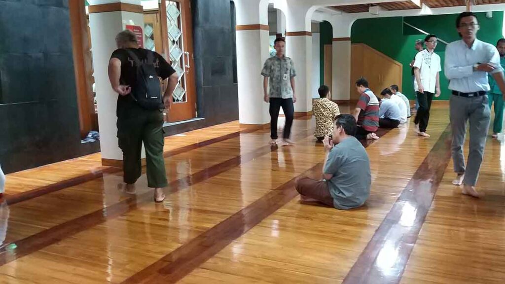 lantai kayu untuk masjid