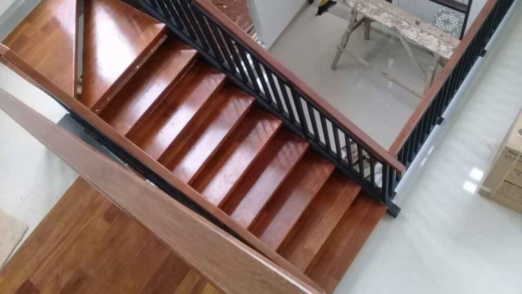 tangga kayu minimalis