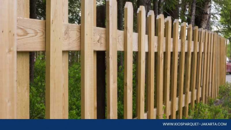 6 Jenis Kayu untuk Pagar yang Kuat dan Tahan Jamur 8 pagar kayu damar