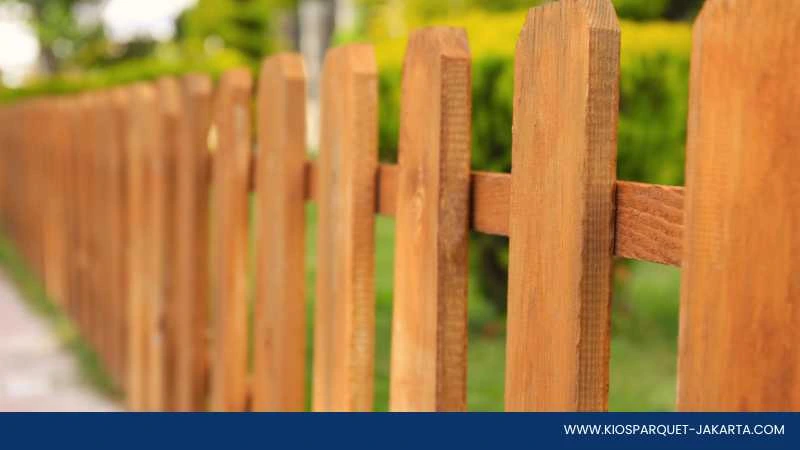 6 Jenis Kayu untuk Pagar yang Kuat dan Tahan Jamur 6 pagar kayu jati