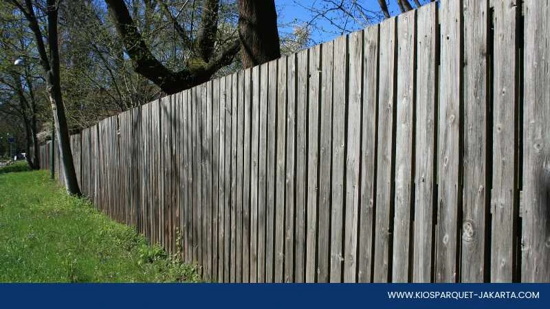 6 Jenis Kayu untuk Pagar yang Kuat dan Tahan Jamur 7 pagar kayu sonokeling