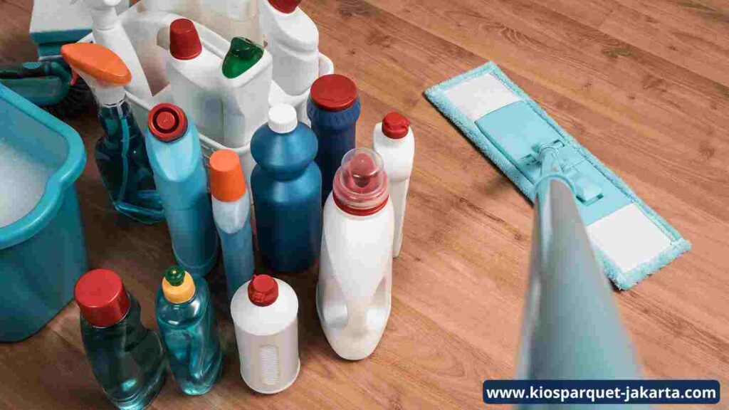 Ini Dia 4 Faktor yang Bisa Merusak Lantai Kayu 3 Penggunaan Produk Pembersih Lantai yang Tidak Cocok
