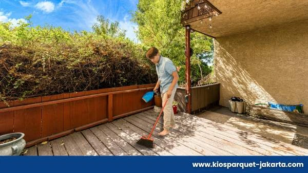 Ini 4 Cara yang Efektif Merawat Decking Kayu Agar Awet 3 membersihkan secara rutin