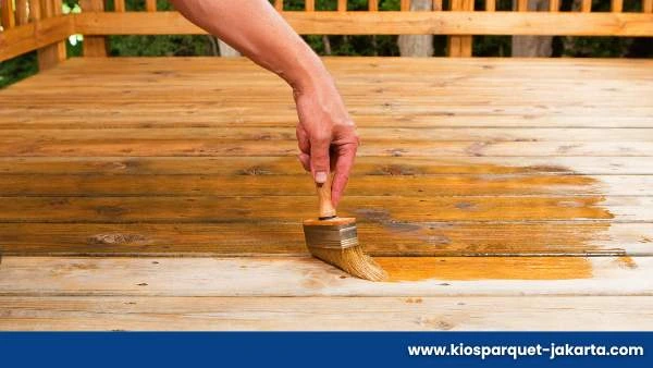 Ini 4 Cara yang Efektif Merawat Decking Kayu Agar Awet 4 pemberian coating khusus