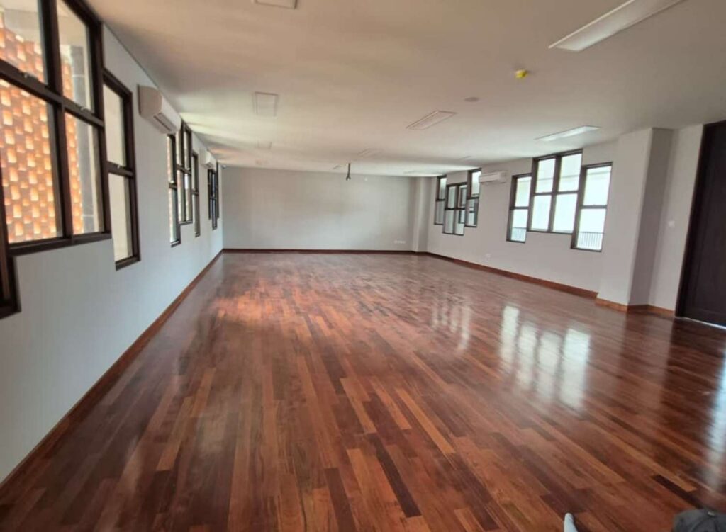 Perbandingan Lantai Kayu dan Epoxy, pilih satu ini! 5 Perbandingan Lantai epoxy dan Kayu 1